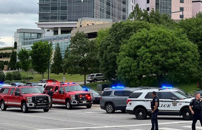 এবার স্কুলে শিক্ষকদের হাতে বন্দুক দেবে যুক্তরাষ্ট্র