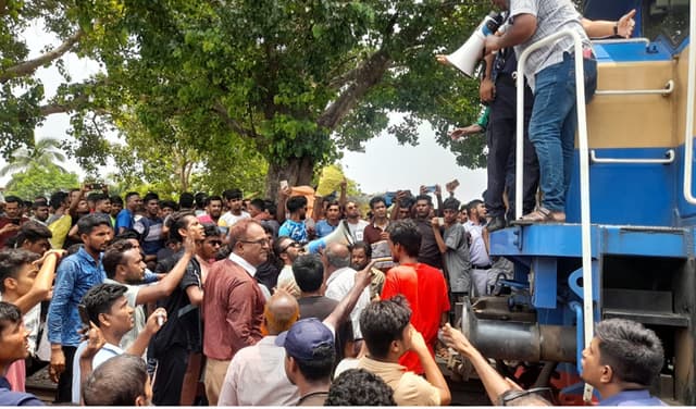 লালপুরের আজিমনগর স্টেশনে আন্ত:নগর ট্রেনের বিরতির দাবিতে অবরোধ