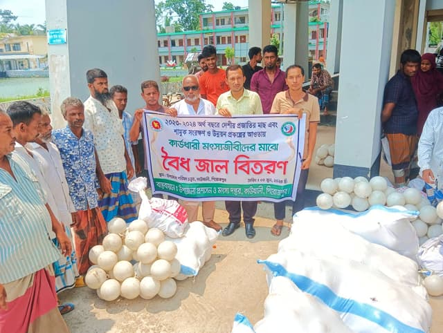 কাউখালীতে নিবন্ধিত জেলেদের মাঝে ইলিশ জাল বিতরণ