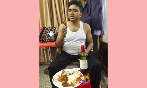 ভোটের আগেরদিন চেয়ারম্যান প্রার্থীর মদ পানের ছবি ভাইরাল, তোলপাড়