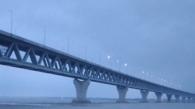 পদ্মা সেতুতে প্রথমবারের মতো জ্বললো আলো