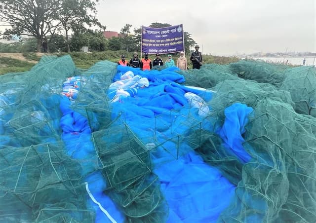 কোস্ট গার্ড এর অভিযানে প্রায় ৫৪ কোটি টাকার নিষিদ্ধ জাল জব্দ