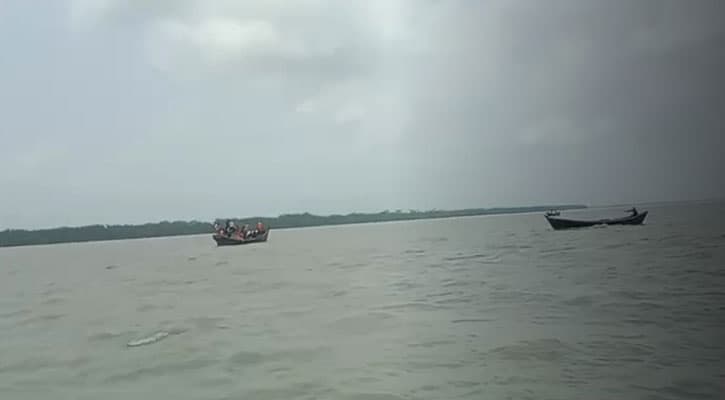 বুড়ীশ্বর নদীতে পণ্যবাহী ট্রলারডুবি, নিখোঁজ ২