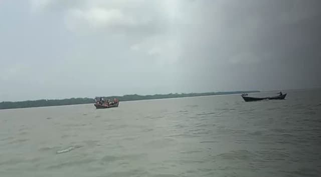 বুড়ীশ্বর নদীতে পণ্যবাহী ট্রলারডুবি, নিখোঁজ ২