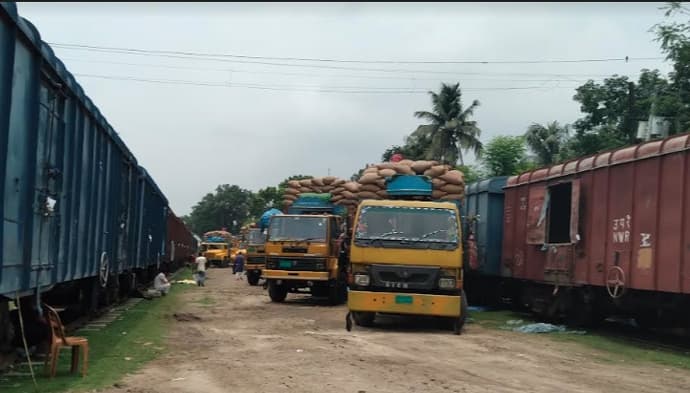 রেলপথে ভারত থেকে হিলিতে এসেছে গম