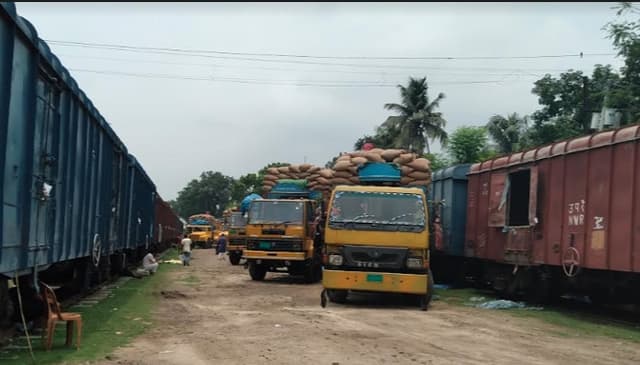 রেলপথে ভারত থেকে হিলিতে এসেছে গম
