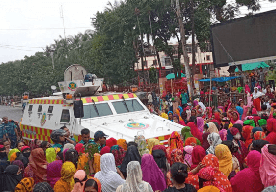 মিরপুরে রাস্তায় পোশাক শ্রমিকরা, ভোগান্তিতে অফিসগামী যাত্রীরা