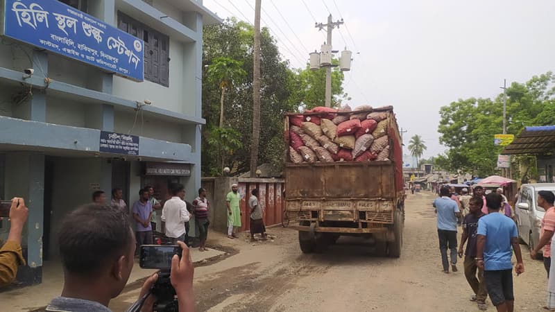 হিলি বন্দর দিয়ে ৮০ দিন পর এলো ভারতীয় পেঁয়াজ