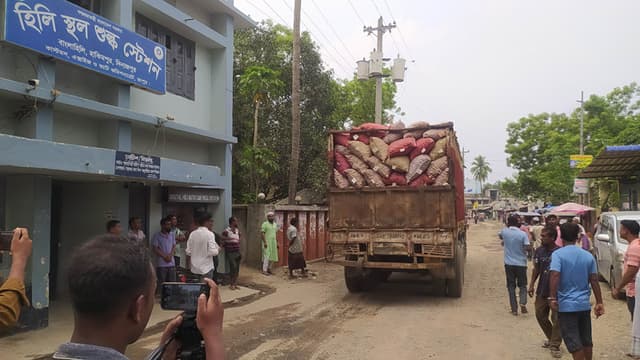 হিলি বন্দর দিয়ে ৮০ দিন পর এলো ভারতীয় পেঁয়াজ