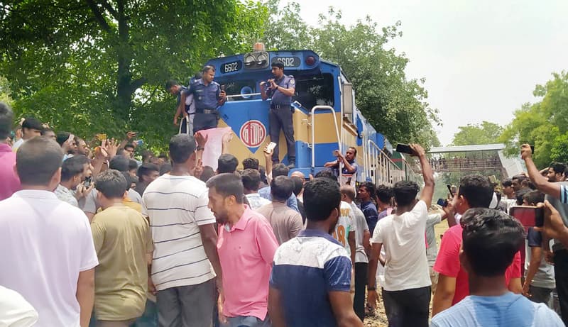 লালপুরে রেলওয়ে স্টেশনে ভাংচুরের ঘটনায় দুইশ জনের বিরুদ্ধে মামলা