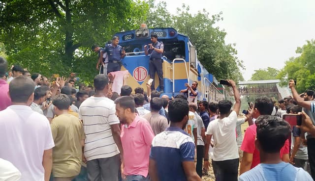 লালপুরে রেলওয়ে স্টেশনে ভাংচুরের ঘটনায় দুইশ জনের বিরুদ্ধে মামলা