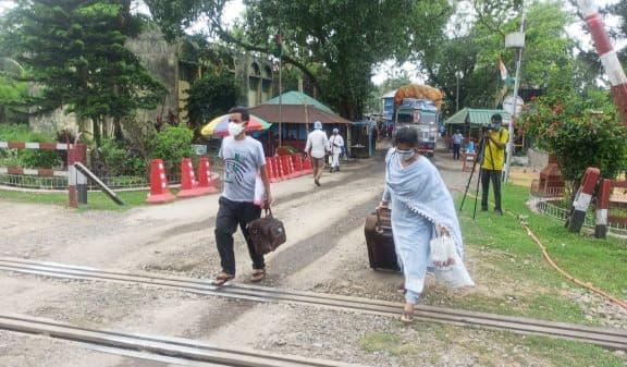 হিলি দিয়ে দেশে ফিরলেন ১৯৫ জন ৬ জনের করোনা পজিটিভ