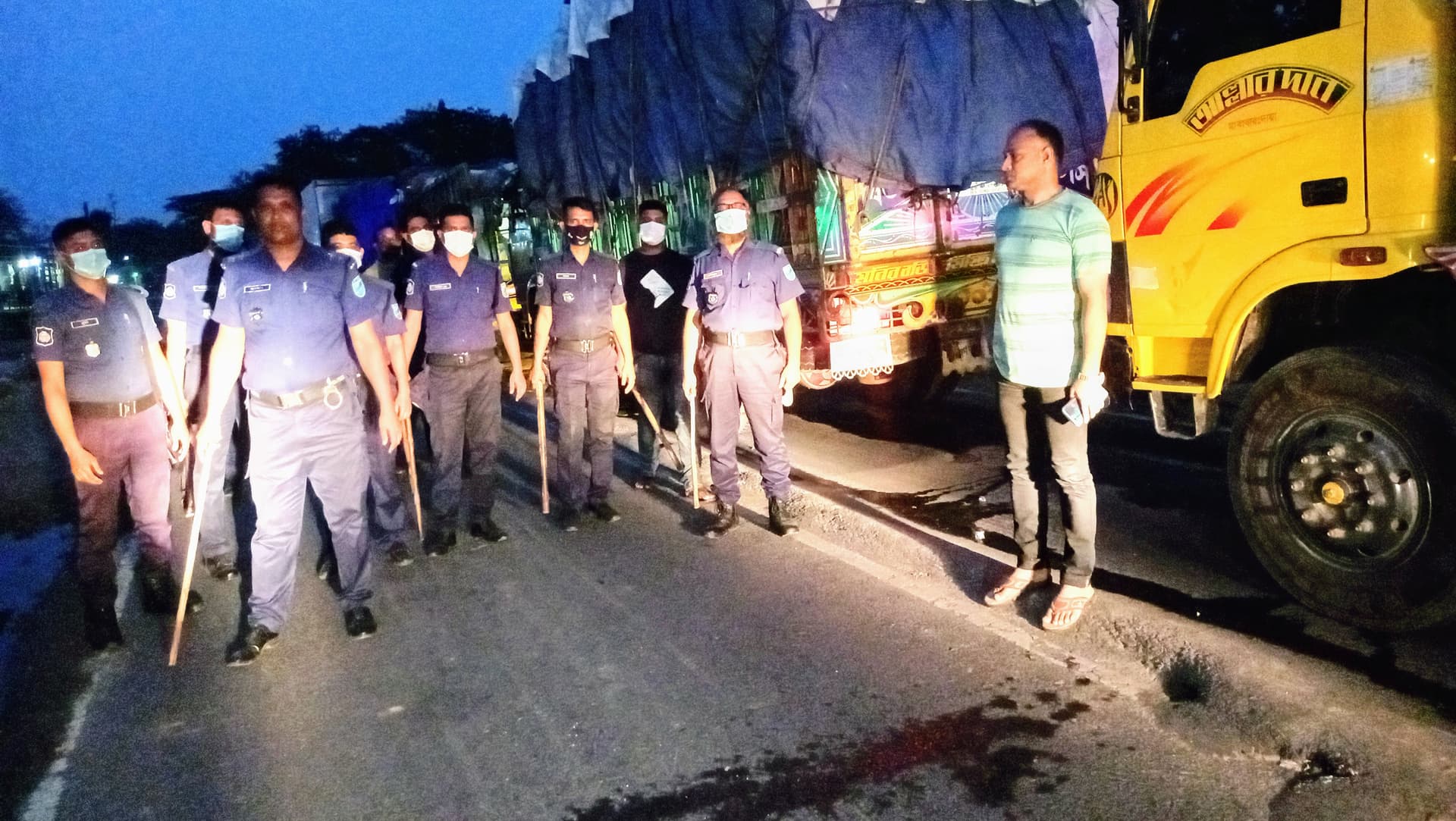 দালাল মুক্ত করতে দৌলতদিয়া ঘাটে ওসি'র বিশেষ উদ্যোগ