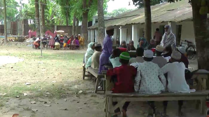 ক্লাস রুম সংকটে জয়পুরহাটে  ব্যাহত হচ্ছে পাঠদান
