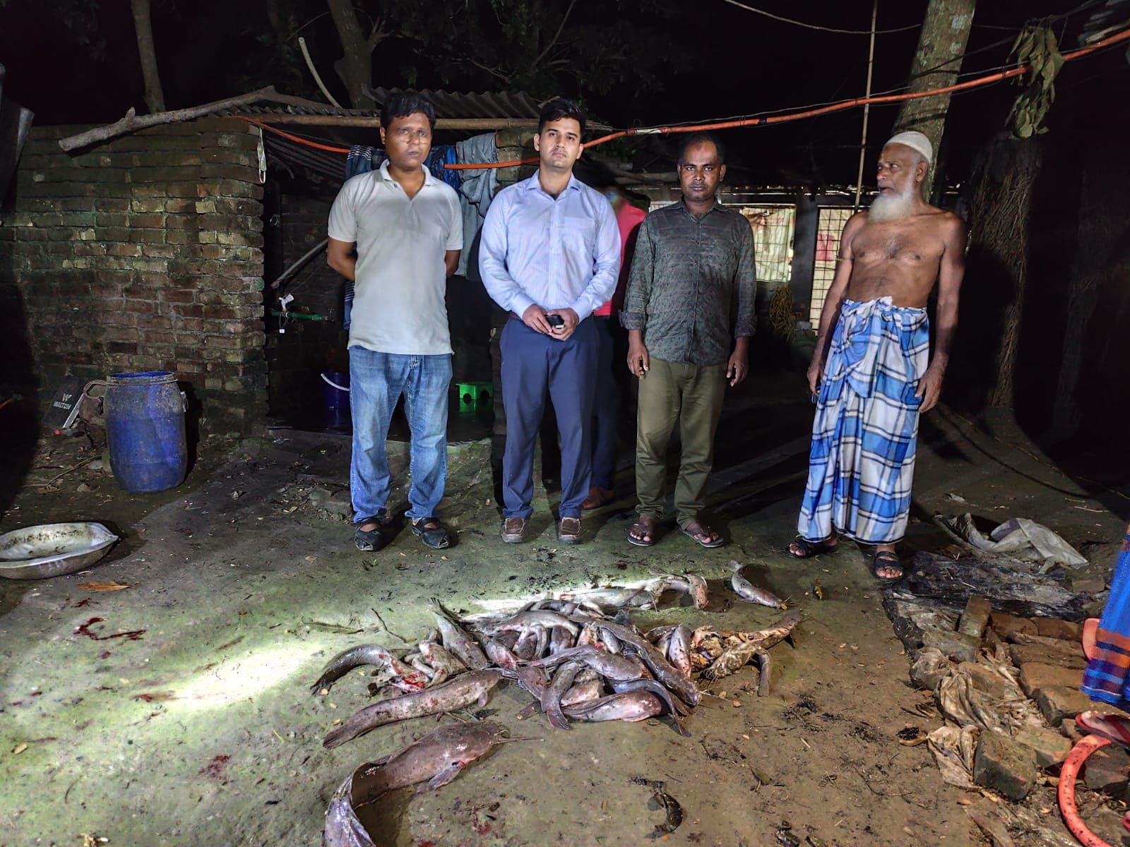 হিজলায় হিংস্র আফ্রিকান মাগুর মাছ জব্দ