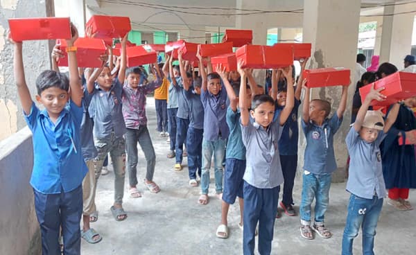 কালকিনিতে শিক্ষার্থীদের মাঝে শিক্ষাউপকরণ বিতরণ