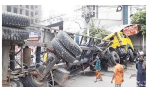 বাড্ডায় রড নিয়ে উল্টে গেলো লরি