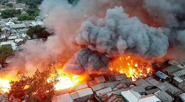 অবৈধ গ্যাস ও বিদুৎ সংযোগে মহাখালীর বস্তিতে আগুন