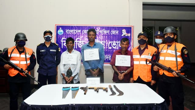 দেশীয় অস্ত্রসহ জাহাঙ্গীর বাহিনীর প্রধানসহ ৩ ডাকাত আটক