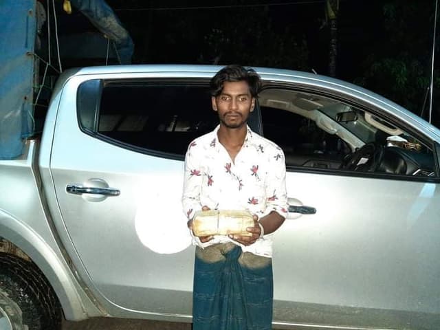 উখিয়ায় ১০ হাজার পিছ ইয়াবাসহ রোহিঙ্গা আটক