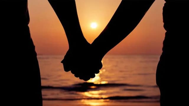 আত্মহত্যার পূর্ব মুহুর্তে প্রেমিকের প্রতারণা, থানায় প্রেমিকা