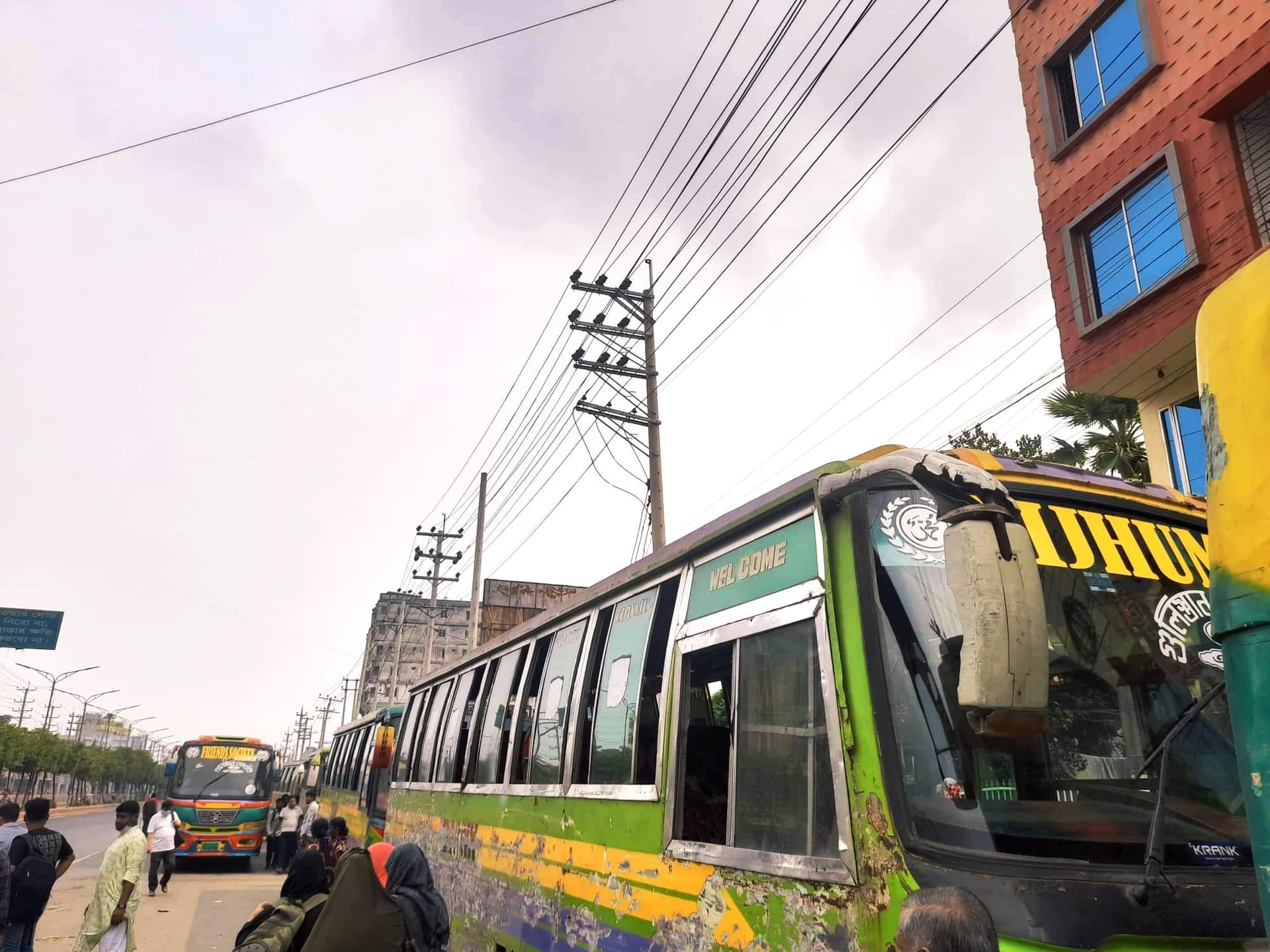 সাভারে কলেজছাত্রকে হয়রানির অভিযোগে ৫০ ডি-লিংক বাস বন্ধ