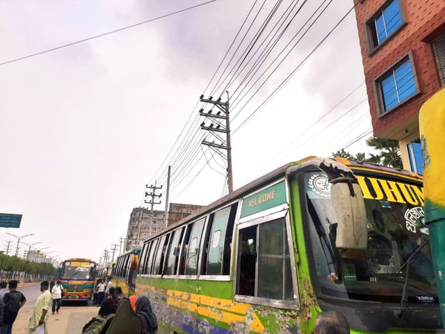 সাভারে কলেজছাত্রকে হয়রানির অভিযোগে ৫০ ডি-লিংক বাস বন্ধ