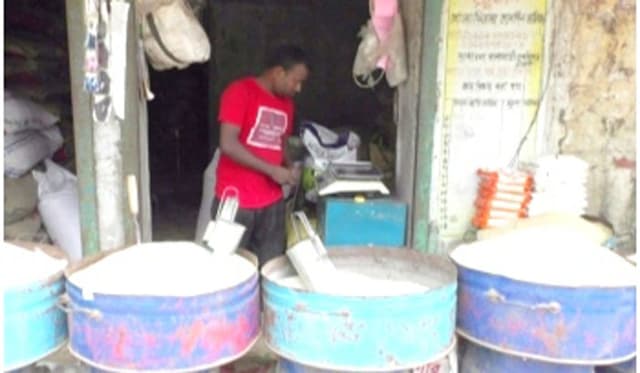 হিলিতে চাল আমদানির খবরে কমতে শুরু করেছে দাম