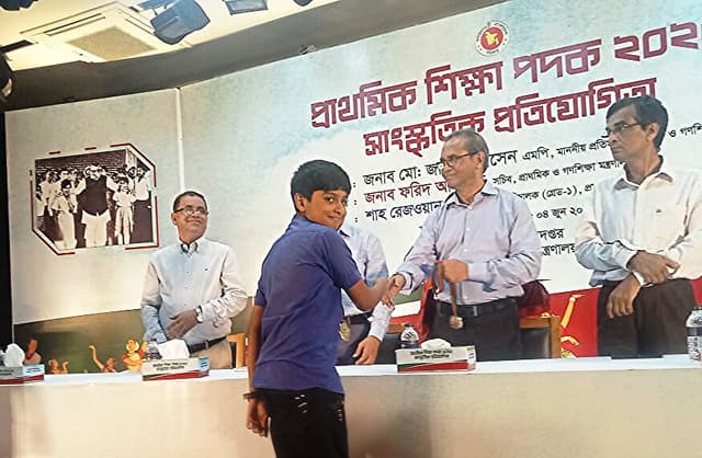 হিজলার শিক্ষক দম্পতির সন্তান পেয়েছেন প্রাথমিক শিক্ষা পদক