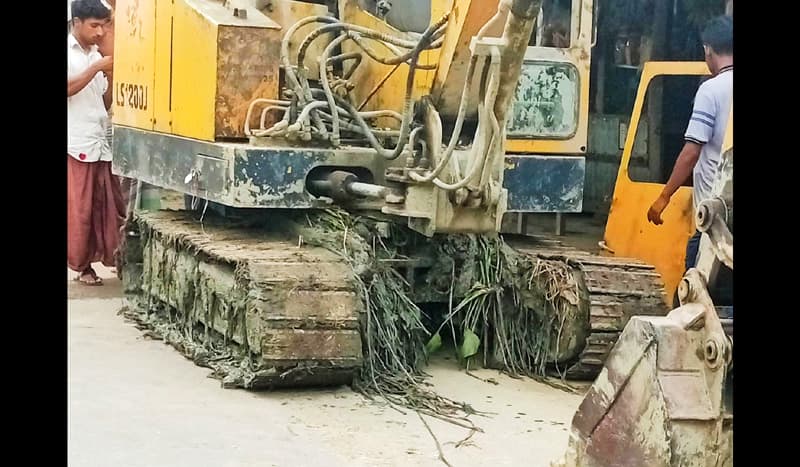 নলছিটিতে এক্সকেভেটার চালিয়ে সড়কের ক্ষতিসাধন, মুচলেকা দিয়ে ছাড়