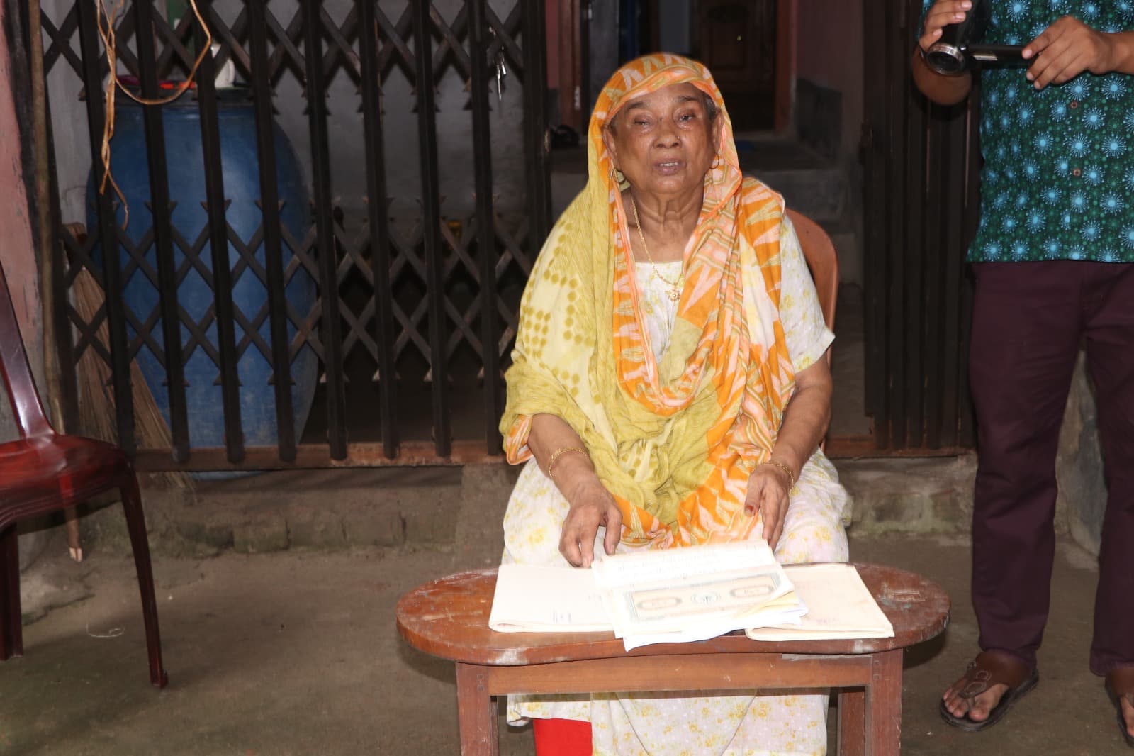 ডাসারে জমির দলিল নিয়ে মাকে ঘর ছাড়া করলেন সন্তান