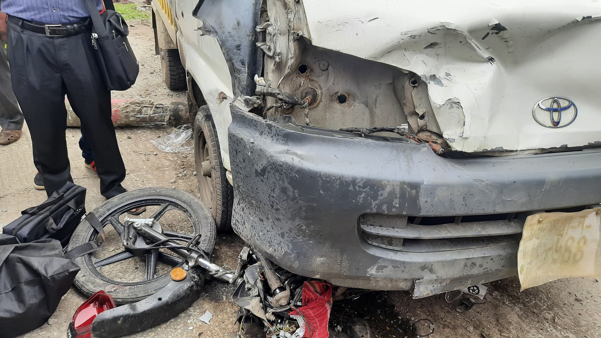 কাভার্ড ভ্যানে নিচে পড়ে প্রাণ গেল এনজিও কর্মীর