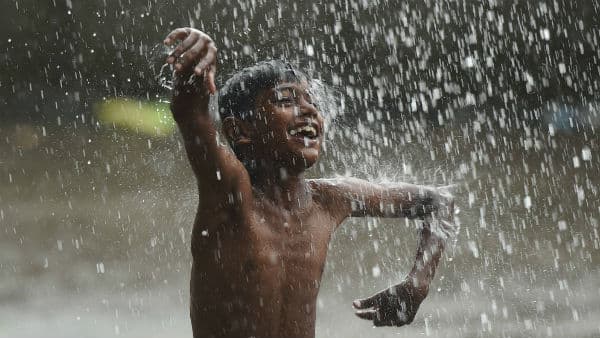 বর্ষা এখন ঢাকায়, দেশব্যাপী ছড়ালেই বাড়বে বৃষ্টি