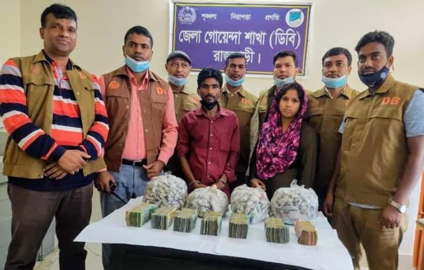 রাজবাড়ীতে গাঁজা ও নগত ৫ লক্ষাধিক টাকাসহ আটক ২