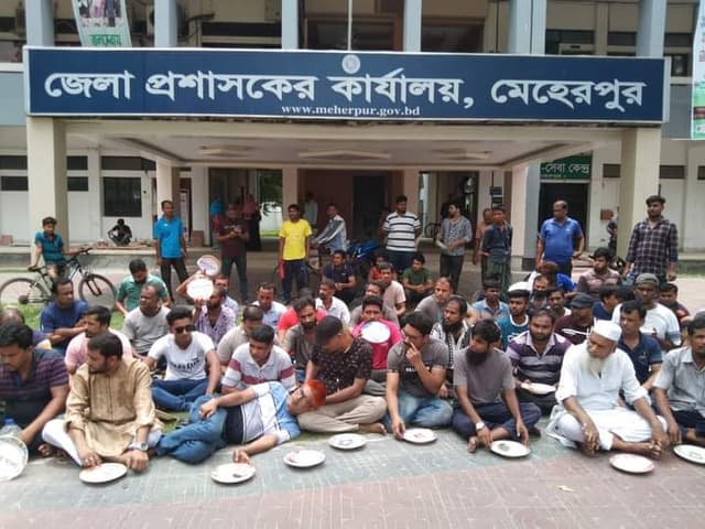 থালা হাতে নিয়ে জেলা প্রশাসকের কার্যালয়ে অবস্থান ব্যাবসায়ীদের