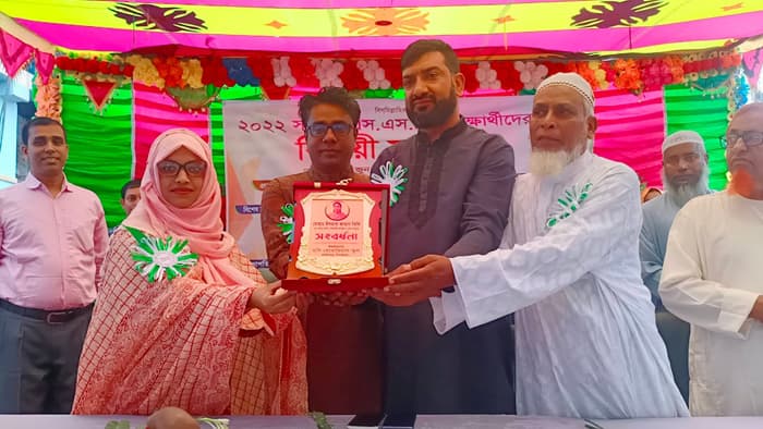 হিলিতে এস,এস,সি পরীক্ষার্থীদের বিদায়ী সংবর্ধনা