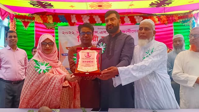 হিলিতে এস,এস,সি পরীক্ষার্থীদের বিদায়ী সংবর্ধনা