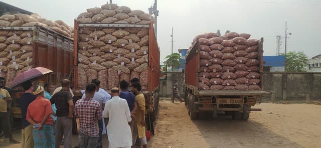 হিলি বন্দর দিয়ে ৭২ ট্রাকে ভারত থেকে এলো ১৬'শ ৩৩ টন পেঁয়াজ