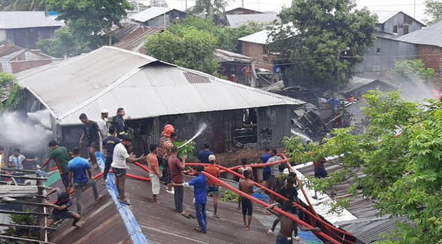 বঙ্গবন্ধু কলোনিতে ভয়াবহ অগ্নিকান্ড, পুড়ল ঘর