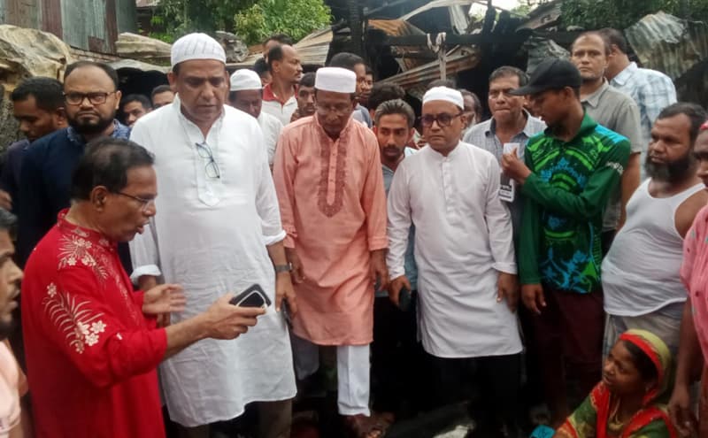 বঙ্গবন্ধু কলোনীতে অগ্নিকান্ডস্থল পরিদর্শনে মেয়রপ্রার্থী তাপস