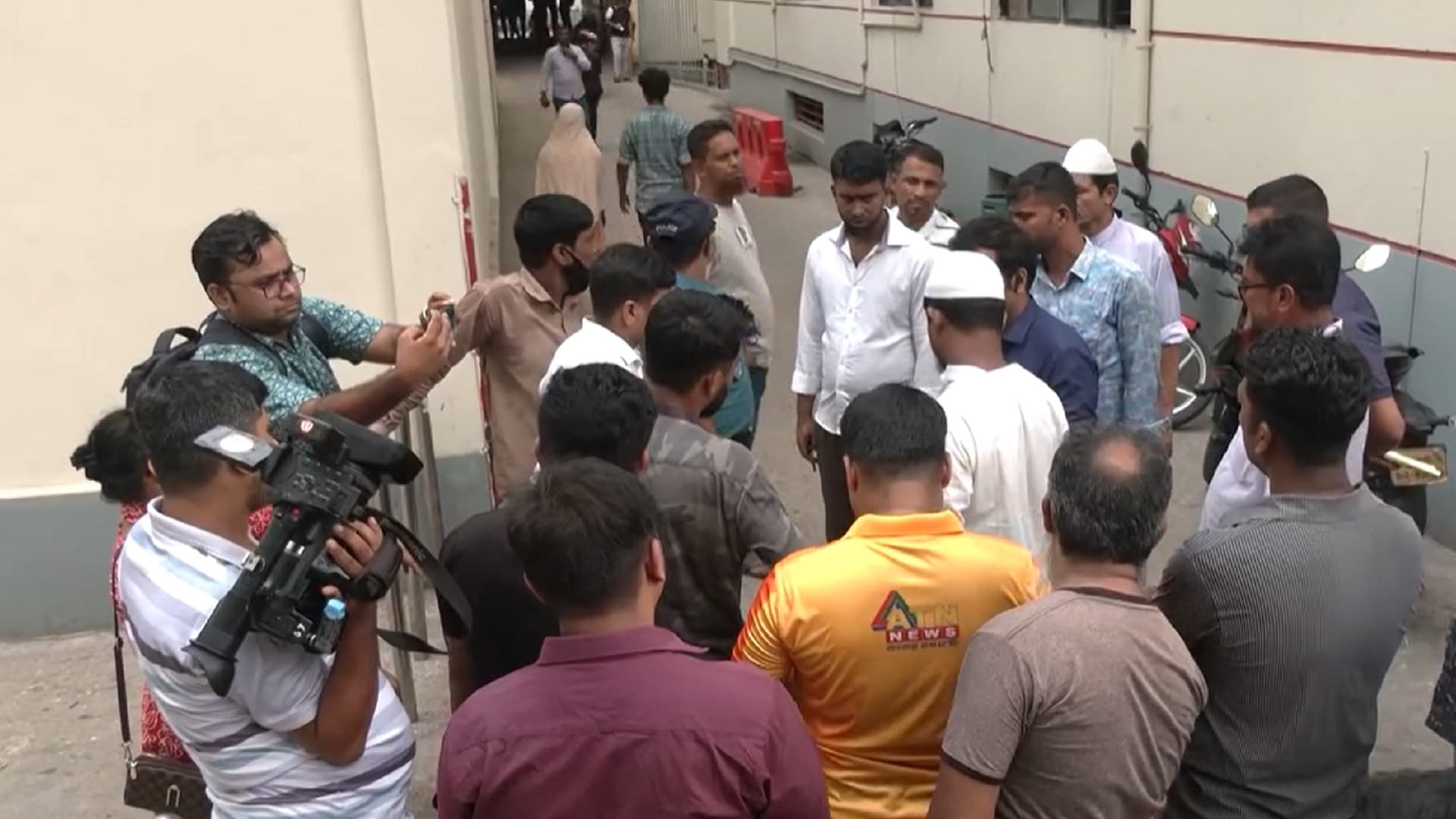 প্রেসক্রিপশনের ছবি তুলতে না দেওয়ায় রোগীকে মারধর