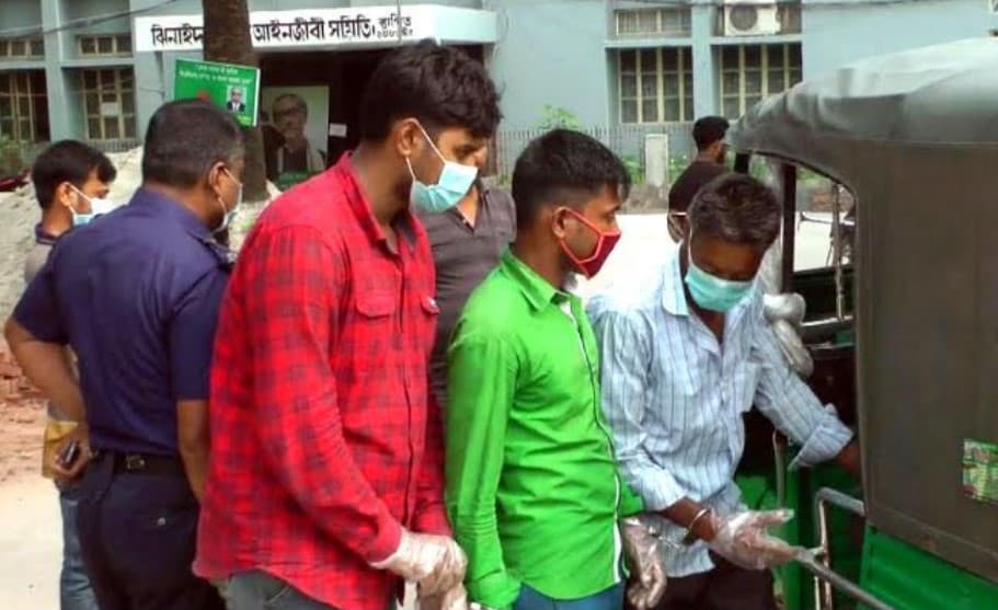 অবৈধ পারাপারে ঝুকিতে ঝিনাইদহ; ওপারে অপুদা এপারে সাইফুল দা”