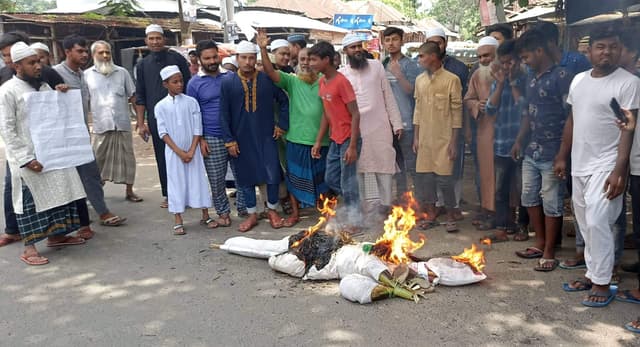 বসন্তপুরে নূপুর শর্মার কুশপুত্তলিকা দাহ