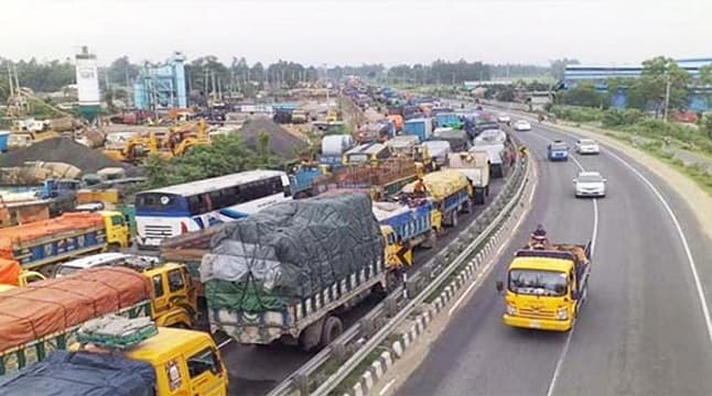 ঢাকা-টাঙ্গাই‌ল মহাসড়কে ১৩ কি‌লো‌মিটার যানজ‌ট