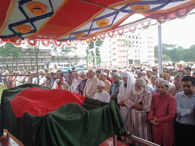 মায়ের কবরের পাশে সমাহিত হলেন সিরাজুল আলম খান