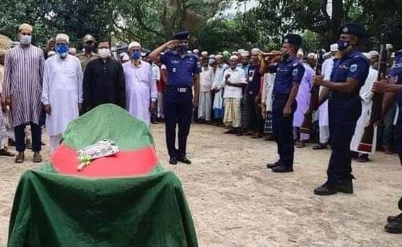 সাপাহারে বীর মুক্তিযোদ্ধার রাষ্ট্রীয় মর্যাদায় দাফন