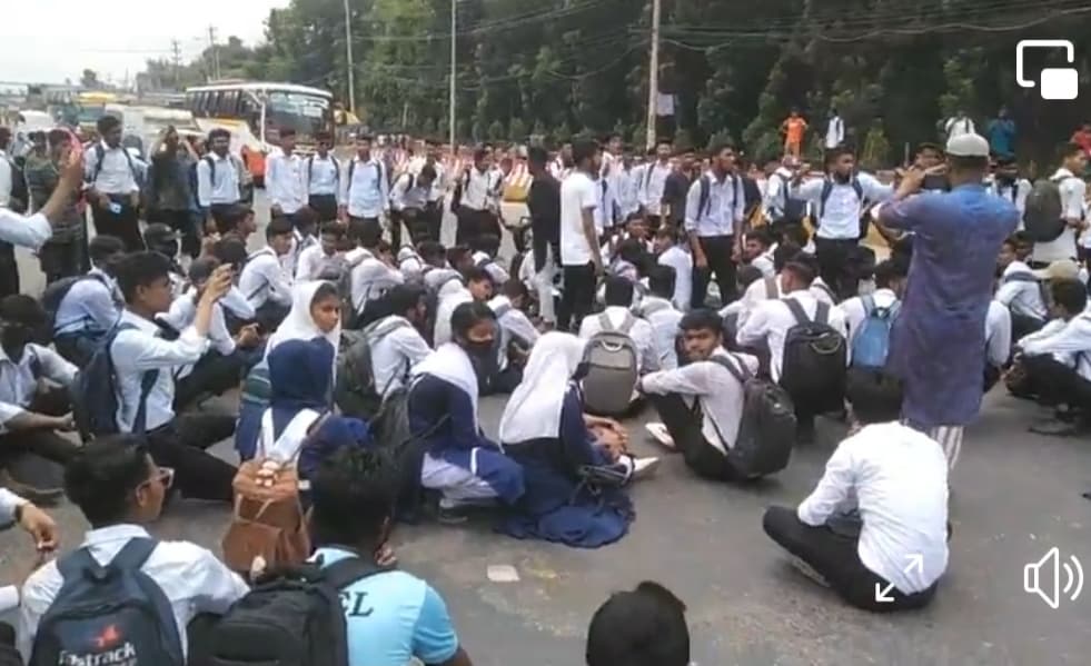 মহানবীকে (সা.) নিয়ে কটুক্তি, সাভারে শিক্ষার্থীদের মহাসড়ক অবরোধ