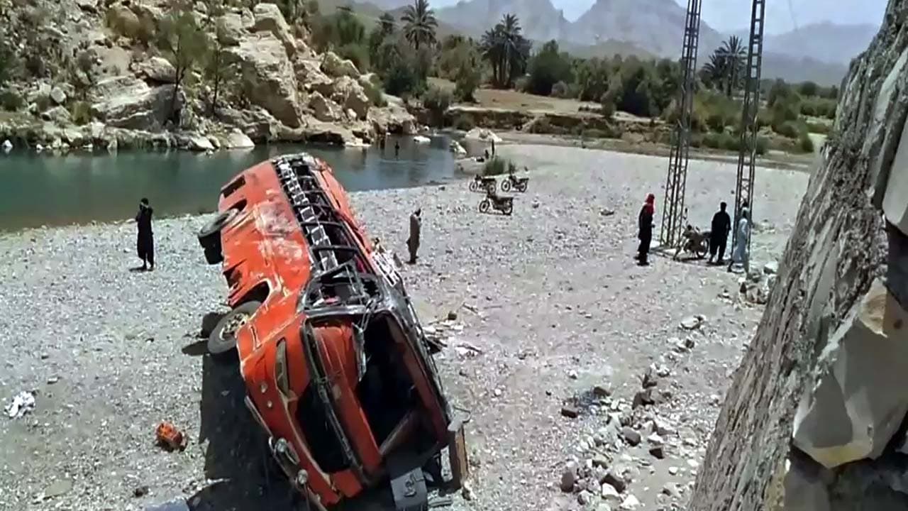 নিয়ন্ত্রণ হারিয়ে যাত্রীবাহী বাস খাদে, নিহত ২৩