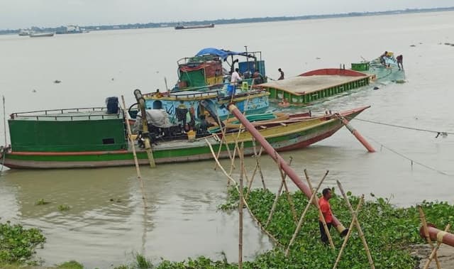 দৌলতদিয়ায় ভেঙ্গে দেয়া হলো বালু ঘাট