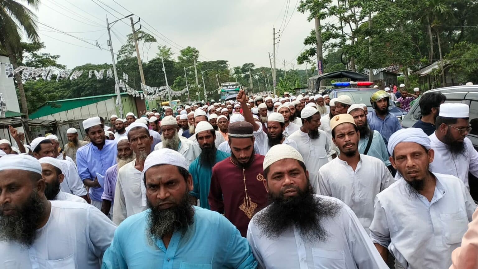 ঢাকা-বরিশাল মহাসড়কে লাঠিসোঁটা হাতে শোডাউন